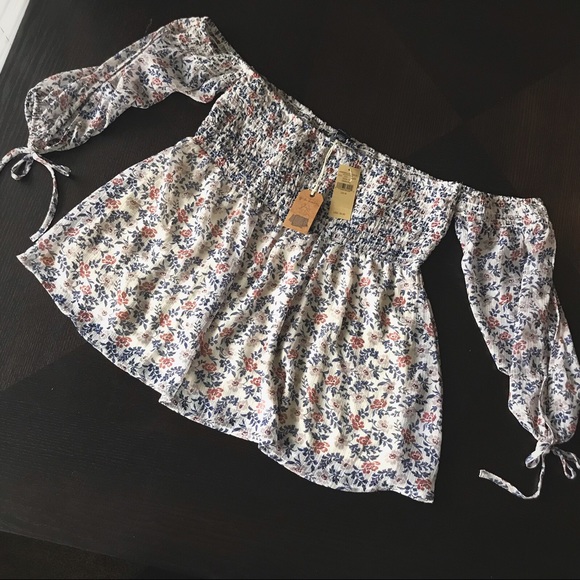 American Eagle Outfitters Tops - American Eagle Off the Shoulder Floral Top
